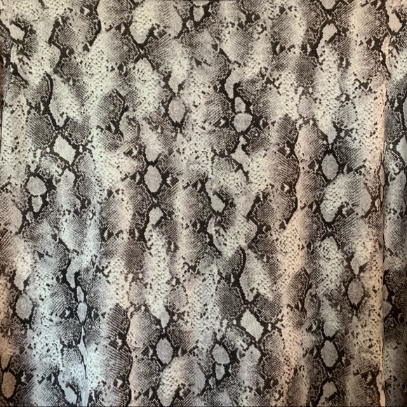 Womens Plus Size Above & Beyond White & Grey Snake Print Tee Blouse 2X - Picture 11 of 11